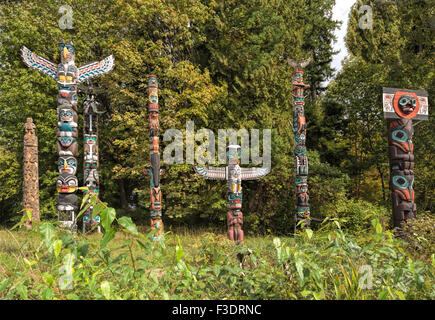 Groupe de totems au très décoré de Brockton Point dans le parc Stanley, Vancouver, British Columbia, Canada, Amérique du Nord. Banque D'Images