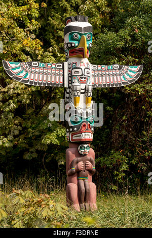 Totem hautement décoré à Brockton Point, dans le parc Stanley, Vancouver, British Columbia, Canada, Amérique du Nord. Banque D'Images