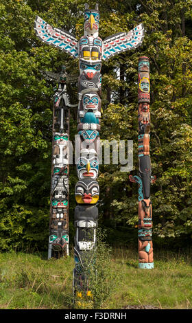 Décorés de totems à Brockton Point dans le parc Stanley, Vancouver, British Columbia, Canada, Amérique du Nord. Banque D'Images