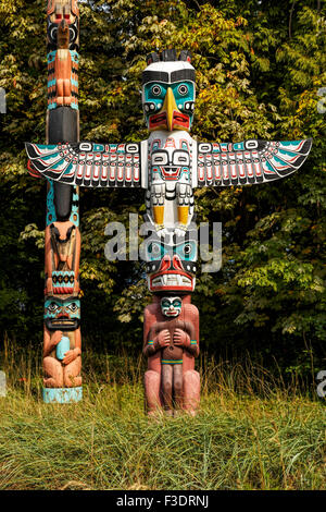 Décorés de totems à Brockton Point, le parc Stanley, Vancouver, British Columbia, Canada, Amérique du Nord. Banque D'Images