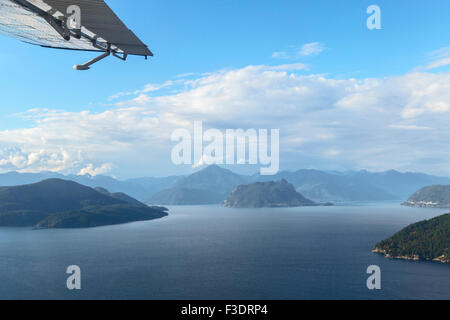 Vue aérienne d'un hydravion sur les îles du Golfe, Horseshoe Bay, la côte pittoresque de Vancouver, Colombie-Britannique, Canada. Banque D'Images