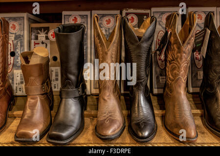 Vitrine d'une boutique d'amorçage dans Gastown, Vancouver, Colombie-Britannique, Canada, la vente men's & Women's bottes western. Banque D'Images