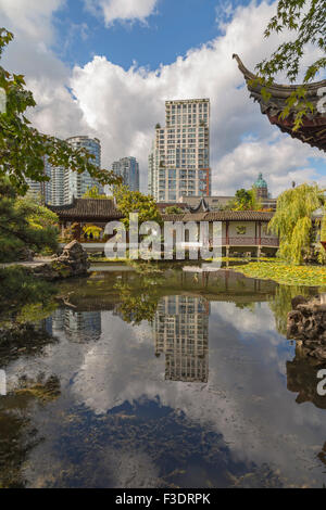 Ciel et urbain dans les réflexions du Dr. Sun Yat-Sen Classical Chinese Garden & Park, à Chinatown, Vancouver, Colombie-Britannique, Canada. Banque D'Images