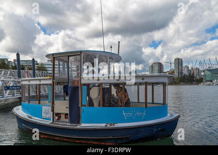 False Creek Ferry à l'île Granville Ferry Dock, False Creek, Vancouver, British Columbia, Canada. Banque D'Images