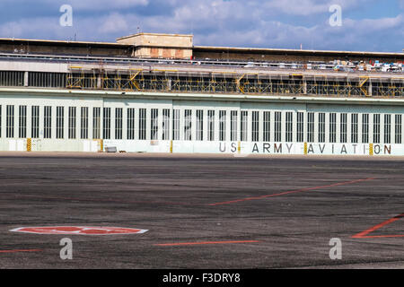 L'aéroport de Berlin Tempelhof THF, Flughafen Berlin-Tempelhof US Army Aviation hangar bâtiments et la piste de l'aérodrome obsolètes Banque D'Images