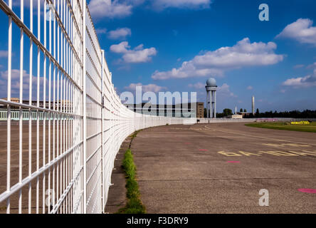 L'aéroport de Berlin Tempelhof THF, Flughafen Berlin-Tempelhof, radar tour de l'ancien hangar de l'aéroport, obsolètes et la piste des bâtiments Banque D'Images