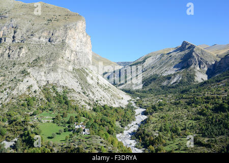 VUE AÉRIENNE.Hameau abandonné isolé sans route d'accès dans un paysage spectaculaire.Aurent, Alpes de haute-Provence, France. Banque D'Images