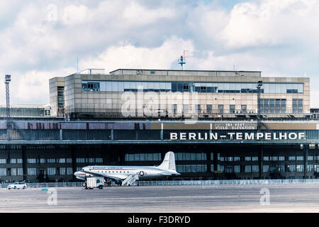 L'aéroport de Berlin Tempelhof Berlin-Tempelhof, Flughaf en THF, aérogare et Douglas C-54 Skymaster avion de transport de troupes Banque D'Images