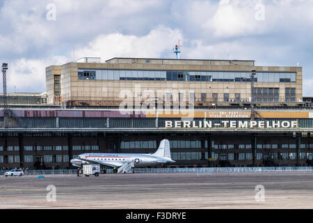 L'aéroport de Berlin Tempelhof THF, Flughafen Berlin-Tempelhof, aérogare et Douglas C-54 Skymaster avion de transport de troupes Banque D'Images