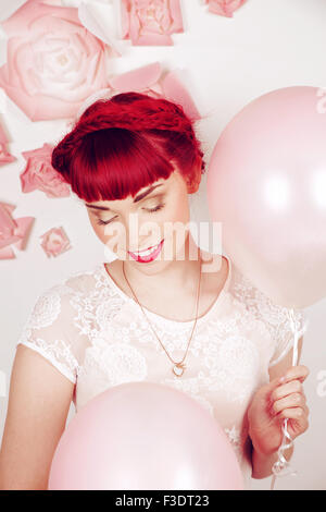 Fille aux cheveux rouge romantique magnifiquement dans un studio contemporain Banque D'Images