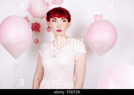 Fille aux cheveux rouge romantique magnifiquement dans un studio contemporain Banque D'Images