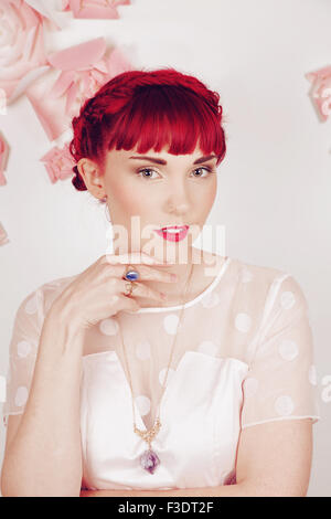 Fille aux cheveux rouge romantique magnifiquement dans un studio contemporain Banque D'Images