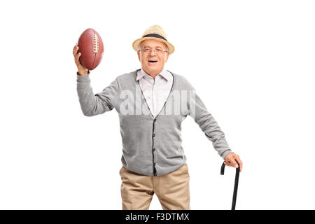 Happy monsieur avec une canne noire holding a football et regardant la caméra isolé sur fond blanc Banque D'Images