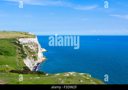 Vue depuis le chemin d'une falaise à la falaises blanches, Dover, Kent, England, UK Banque D'Images