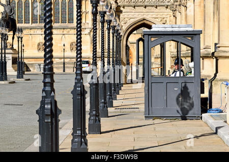 Londres, Angleterre, Royaume-Uni. Chambres du Parlement, Westminster. Officier de police dans un stand dans le parking Banque D'Images