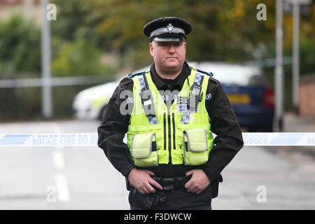 La garde de la police sur les lieux d'un meurtre à Leeds, West Yorkshire, le 6 octobre 2015. Ils ont appelé la police à Moorfield Avenue à Armley, Leeds, UK, tard hier soir. Les agents ont inspecté la zone et trouvé un homme de 27 ans à l'arrière terrasse Moorfield. Bien que les ambulanciers traités l'homme, il a été déclaré mort sur les lieux. Un homme de 43 ans a été arrêté, soupçonné de meurtre et est actuellement en détention. Ian Hinchliffe /Alamy Live News Banque D'Images