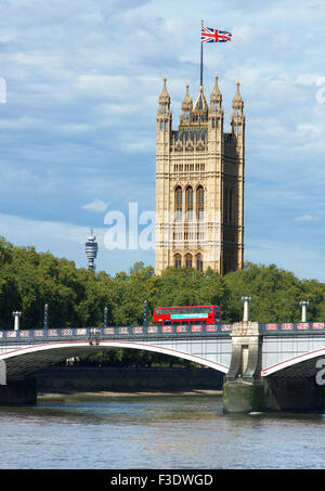 Red Bus traversant le pont de Lambeth devant les Chambres du Parlement et la tour de télécommunications BT, Londres, Angleterre Banque D'Images