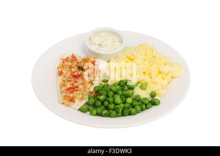 Et tomate filet de poisson en croûte aux herbes sur une plaque avec des petits pois, purée de pommes de terre et sauce tartare isolés contre white Banque D'Images