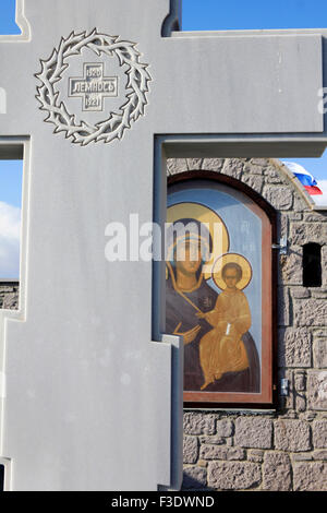 Couronne sculptée sur la conception en pierre tombale. Son inscription se lit 'Lemnos 1920-1921' & depictin iconographique Theotokos de Smolensk Banque D'Images