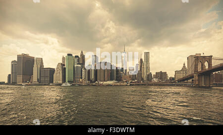 Tons rétro ciel d'orage au-dessus de Manhattan, New York, USA. Banque D'Images