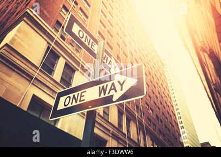 Retro style 'one way' signes sur la rue de Manhattan, profondeur de champ, New York, USA. Banque D'Images