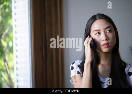 Young woman using cell phone Banque D'Images