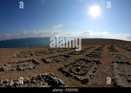 De graves motifs répétitifs sur Vathy hill Russian-Cossack cimetière de guerre civile entouré de Moudros du golfe. Punta cape, Lemnos, GR Banque D'Images