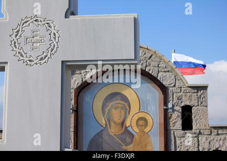 Fermer Voir la pierre tombale de conception de la forme de la sculpture de marbre et de la représentation iconographique de la Théotokos de Smolensk. Banque D'Images