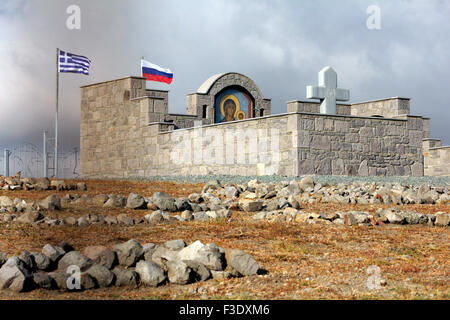 À l'est vue de côté de l'Russian-Kozak Memorial et son mur en pierre périmétrique détails architecturaux sur Punta's Hill, Limnos. Banque D'Images