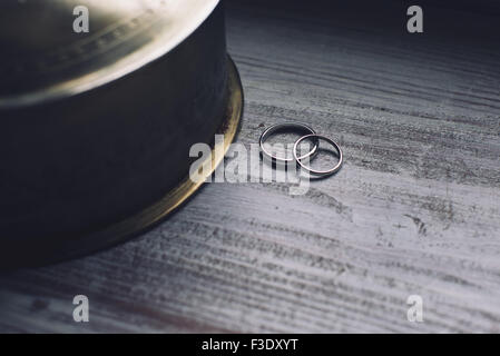 Les anneaux de mariage en appui sur table Banque D'Images