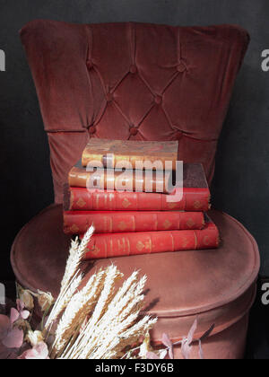 Livres empilés sur une chaise Banque D'Images