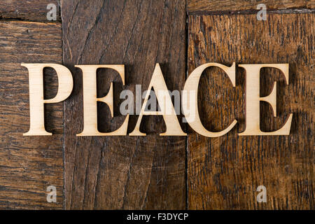 Lettres en bois formant mot paix écrit sur les plaques en bois vintage ancien Banque D'Images
