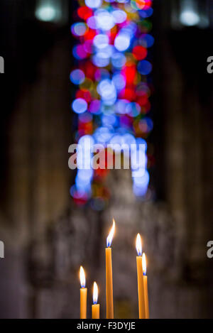 Bougies à l'église buring Banque D'Images