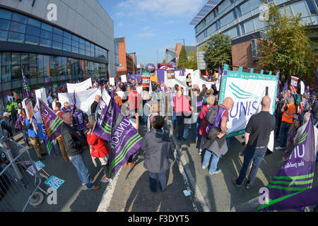 Mars anti-austérité à travers le centre-ville de Manchester au cours de la conférence du parti conservateur. Banque D'Images