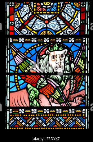 Londres, Angleterre, Royaume-Uni. All Saints Church, Margaret Street. Vitrail : lion ailé de saint Marc l'Évangéliste Banque D'Images