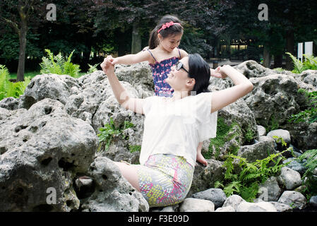 Mère et fille ensemble dans rock garden Banque D'Images