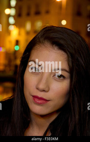 Jeune femme dans la ville la nuit, portrait Banque D'Images