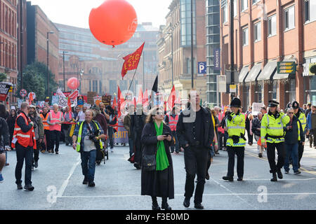 Mars anti-austérité à travers le centre-ville de Manchester au cours de la conférence du parti conservateur. Banque D'Images