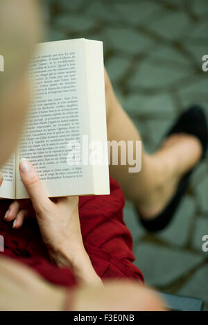 Woman Reading book, sur l'épaule visualiser Banque D'Images