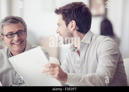 Collègues de travail discussion Banque D'Images