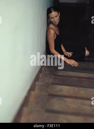 Femme assise seule dans les escaliers Banque D'Images