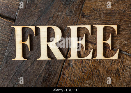 Lettres en bois formant mot GRATUIT écrit sur les plaques en bois vintage ancien Banque D'Images