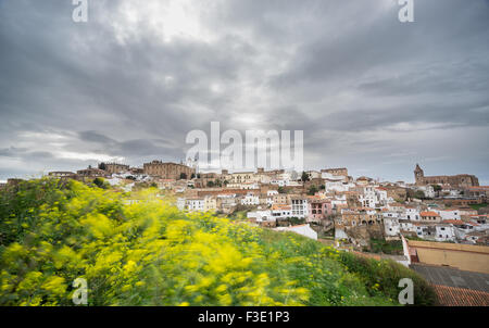 Une longue exposition de la ville médiévale de Caceres avec ciel nuageux Banque D'Images