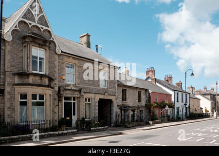 La rue principale de la ville de Bridgend au coeur de la vallée de Glamorgan Banque D'Images