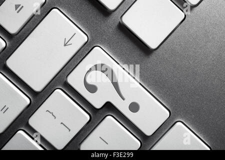 Close up d'un clavier avec un grand point d'interrogation figurant sur la touche Entrée Banque D'Images