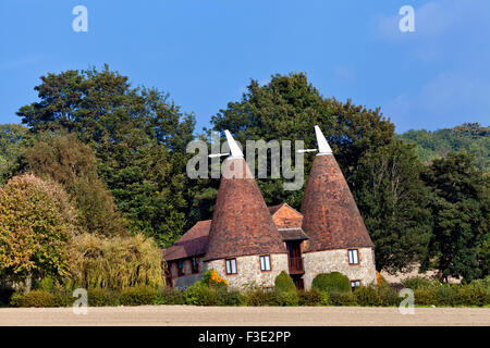 Kentish traditionnel ancien pierre ronde avec oast house tipped cagoules dans le sud-est de campagne anglaise, utilisé pour le houblon Banque D'Images