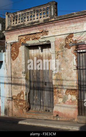 Bâtiment en ruine avec porte en bois dans la région de Trinidad, une ville dans le centre de Cuba situé dans la province de Sancti Spiritus Banque D'Images