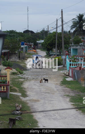 Les hommes Vente de pain sur un chemin de terre passe si la plage village de Playa Larga sur l'île de Cuba Banque D'Images