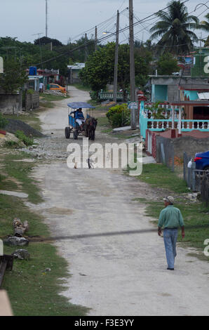 Les hommes Vente de pain sur un chemin de terre passe si la plage village de Playa Larga sur l'île de Cuba Banque D'Images