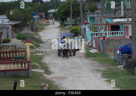 Les hommes Vente de pain sur un chemin de terre passe si la plage village de Playa Larga sur l'île de Cuba Banque D'Images